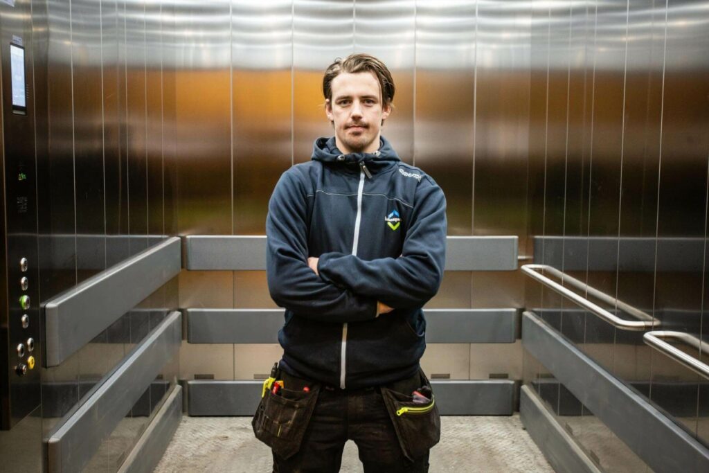 Tekniker fra Heiskompaniet utfører heisservice i borettslag i Oslo